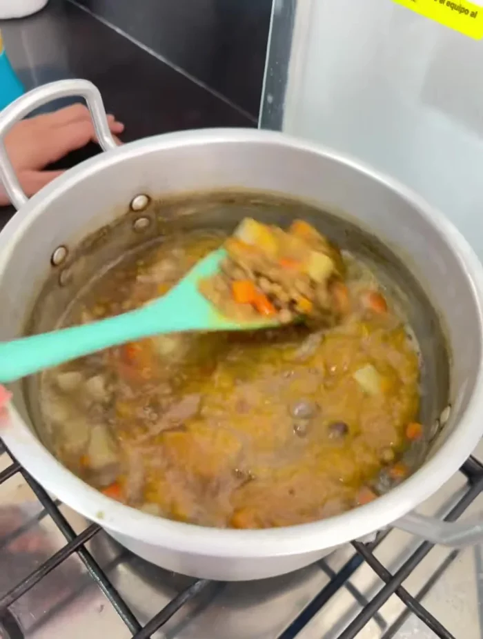Agregar la mezcla licuada a las lentejas, remover bien para integrar.