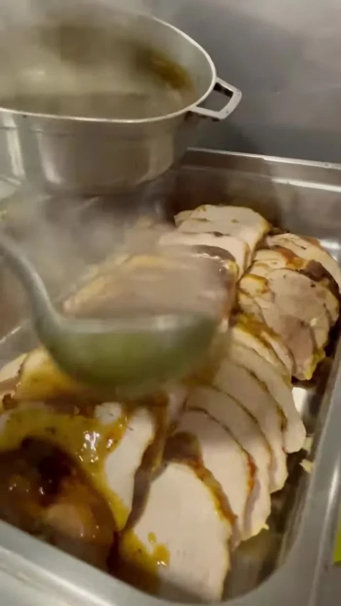Agregar la salsa de ciruelas al lomo de cerdo ya cocido y previamente cortado.