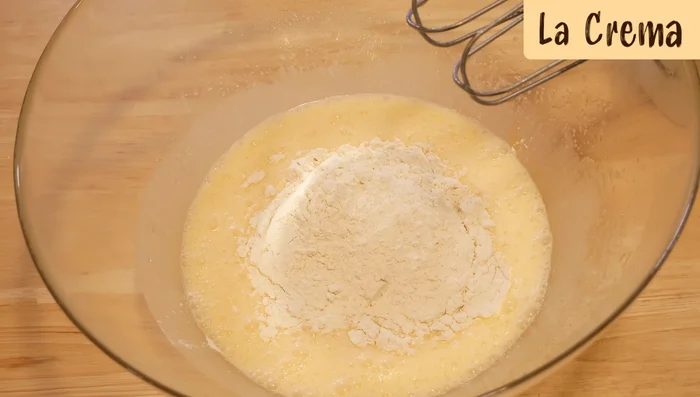 Incorporar la harina y la levadura química. Mezclar con la batidora apagada.