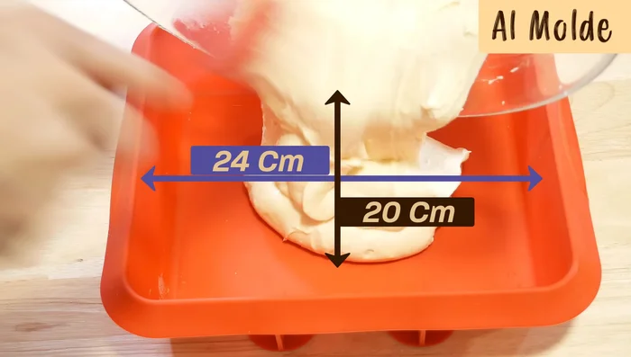 Verter la crema en un molde rectangular.