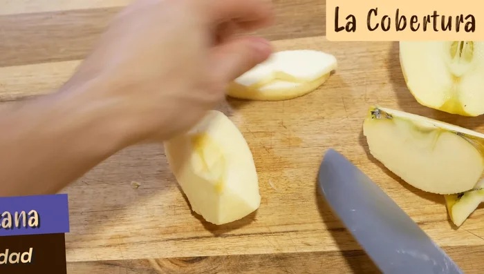 Colocar las manzanas peladas y cortadas en gajos sobre la crema.