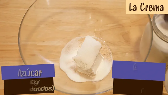 En un recipiente, mezclar el queso crema, 120g de azúcar y la maicena hasta obtener una crema cremosa.