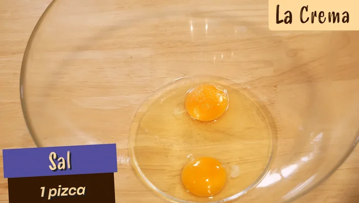 En otro recipiente, batir los huevos con una pizca de sal, 120g de azúcar y la ralladura de limón (opcional).