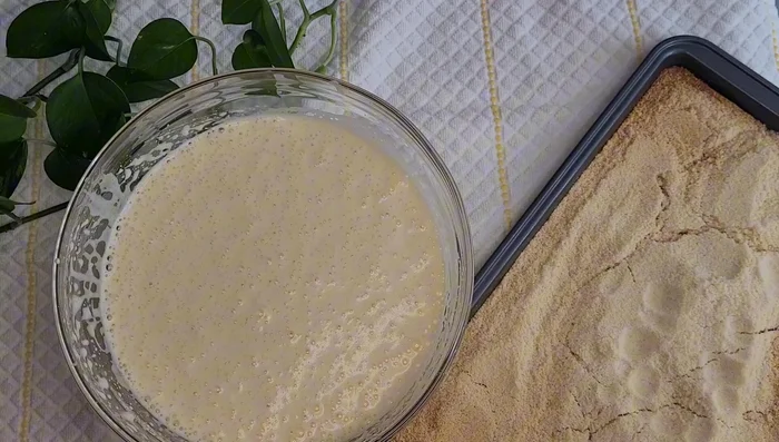Una vez que la harina de almendra se haya enfriado, agregar las especias (esencia de vainilla, canela en polvo, una pizca de sal, ralladura de naranja o limón).