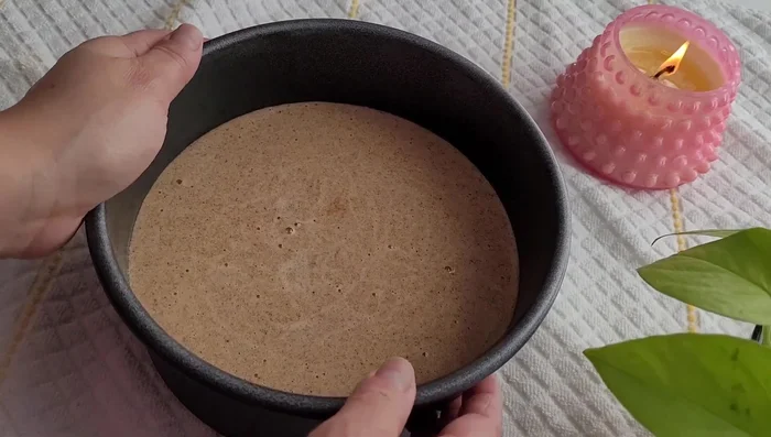 Verter la mezcla en un molde para tarta y hornear a 180°C durante 30-40 minutos. Si el molde es de 24cm, controlar a partir de los 25 minutos para evitar que se hunda.