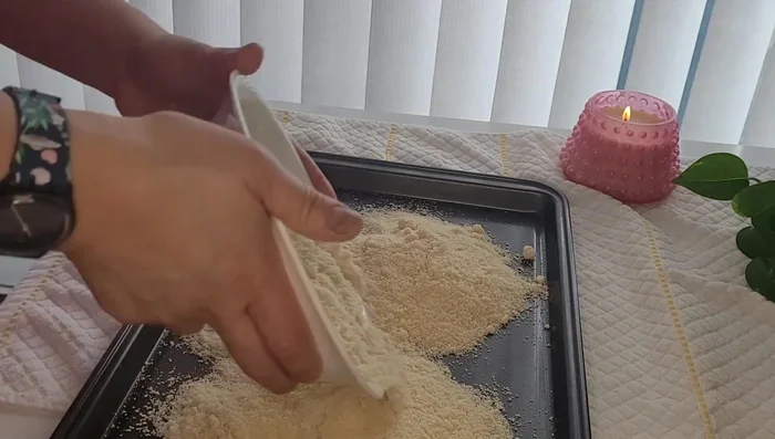 Precalentar el horno a fuego bajo y tostar la harina de almendra hasta que se dore.