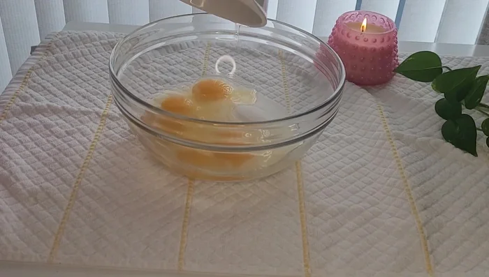 Batir el azúcar con los huevos durante aproximadamente 6 minutos hasta obtener una mezcla espumosa.