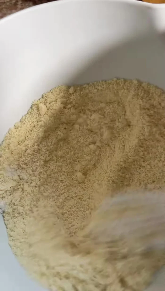 En otro bol, combinar la mantequilla, el azúcar morena, el azúcar regular, el huevo y la clara de huevo. Mezclar bien con una cuchara o espátula hasta obtener una consistencia homogénea (no es necesario mezclar completamente).