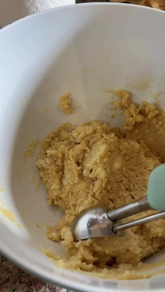 Agregar la mezcla de harina de almendra a la mezcla de mantequilla. Mezclar bien.