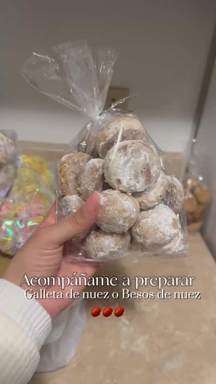 Comenzar a preparar las galletas de nuez, siguiendo una receta (no detallada en el video).