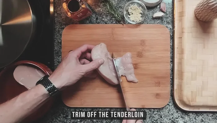 Sazonar con sal, pimienta, ajo y pimentón.