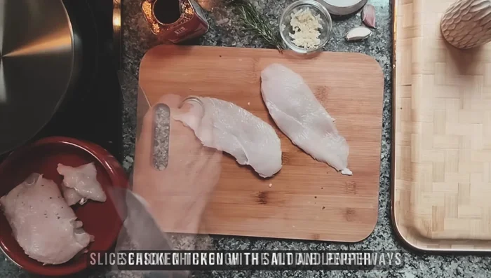 Cocinar las pechugas hasta que estén doradas y completamente cocidas. Darles la vuelta a mitad de cocción.