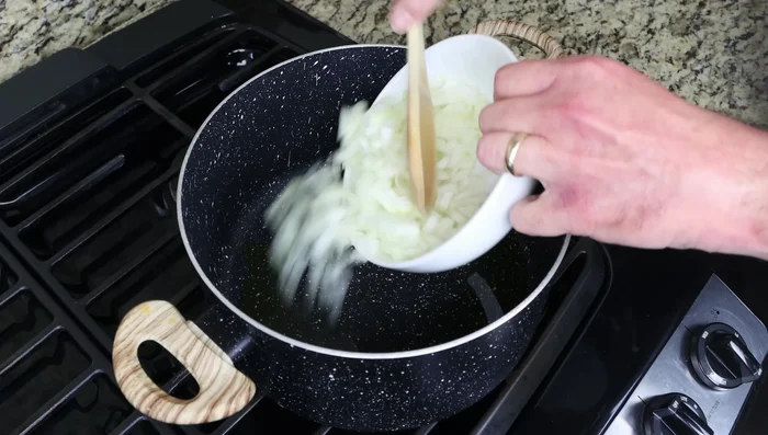Agregar las verduras picadas a la olla y saltear durante 5 minutos.