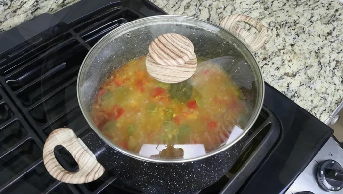Apagar el fuego, retirar la tapa y exprimir jugo de limón sobre la sopa.