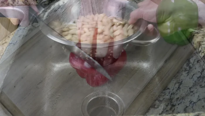 Cortar el pimiento rojo y verde en trozos pequeños.