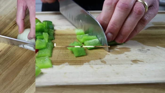 Picar finamente dos cebollas y seis dientes de ajo. Cortar la zanahoria en trozos pequeños.