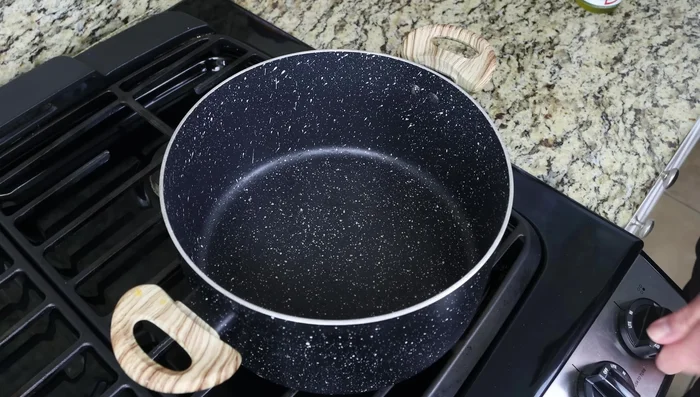 Calentar una olla a fuego medio y agregar 3 cucharadas de aceite de oliva virgen extra.