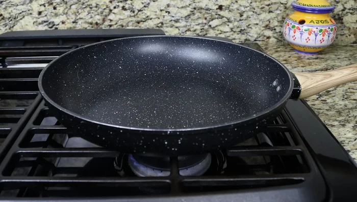 Calentar una sartén grande a fuego medio con 3 cucharadas de aceite de oliva virgen extra.