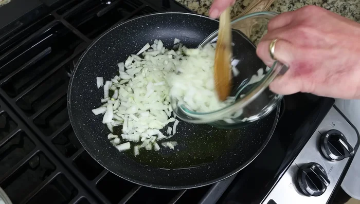 Agregar la cebolla y el ajo picados a la sartén y cocinar hasta que estén translúcidos (6-8 minutos).