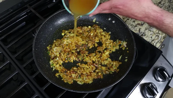 Agregar 1/2 taza de caldo de verduras, subir el fuego y cocinar a fuego lento unos minutos.