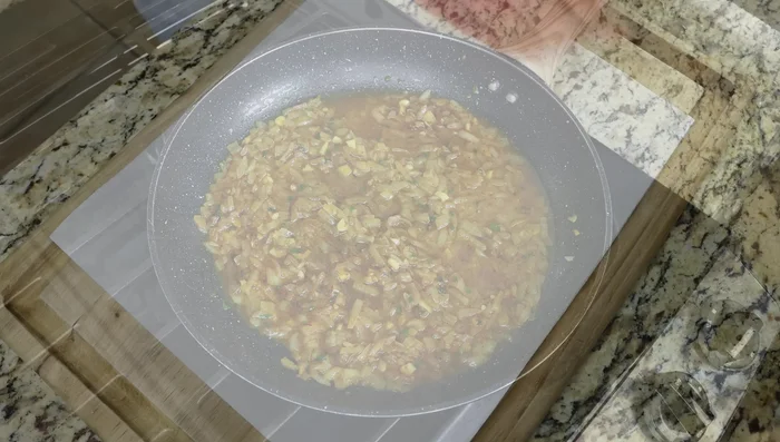 Secar completamente 1 libra de camarones con toallas de papel y sazonarlos con sal y pimienta.