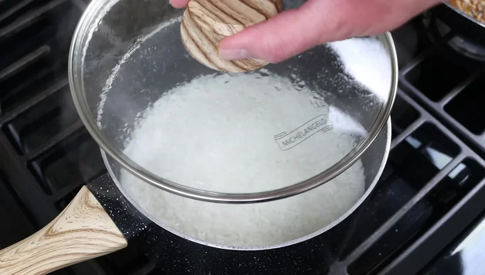 Una vez cocido el arroz, remover con un tenedor para separar los granos.