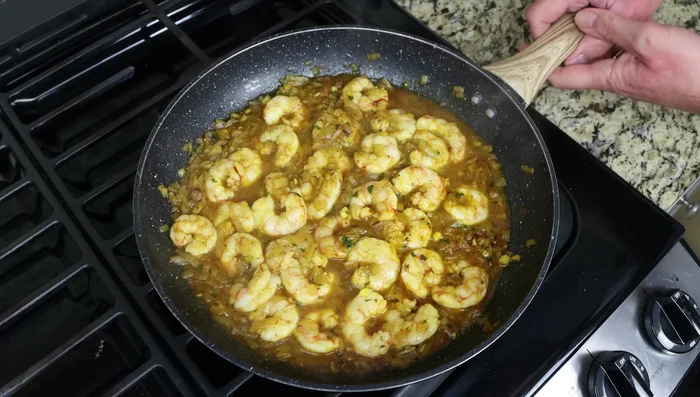 Servir el arroz en un plato, añadir encima la mezcla de camarones, rociar con jugo de limón fresco y decorar con cilantro picado.