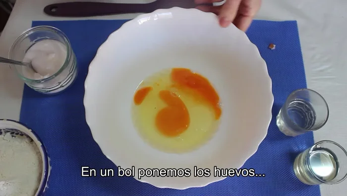 En un bol, coloca los huevos.