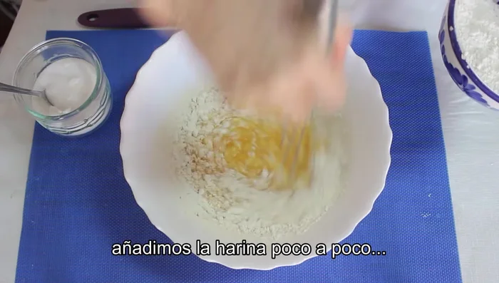 Agrega la harina poco a poco, mientras mezclas hasta obtener una masa que no se pegue.