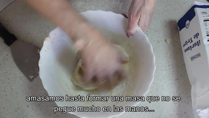 Forma una bola con la masa.