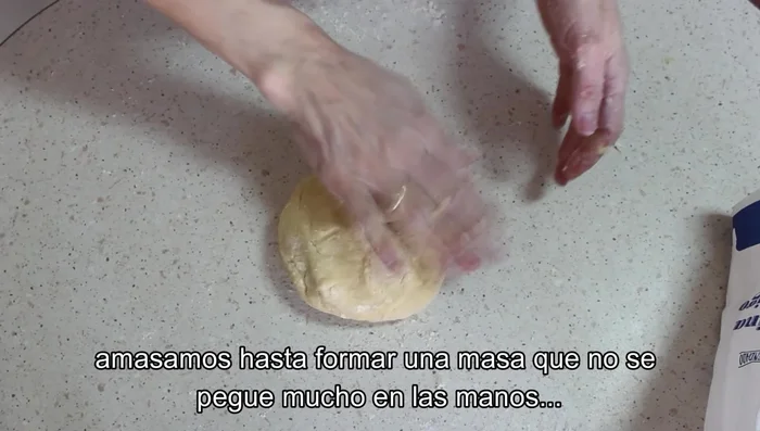 Espolvorea la mesa con harina.