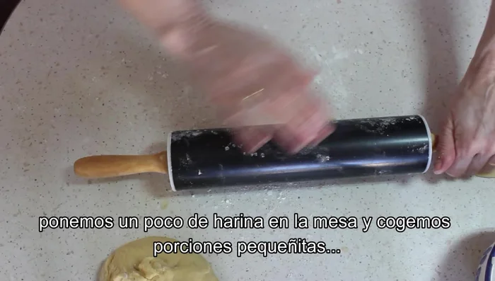 Toma porciones pequeñas de masa y estíralas con el rodillo, usando más harina si es necesario para evitar que se pegue.