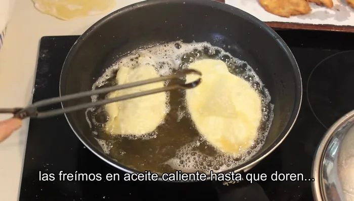 Escurre las orejas en papel de cocina.