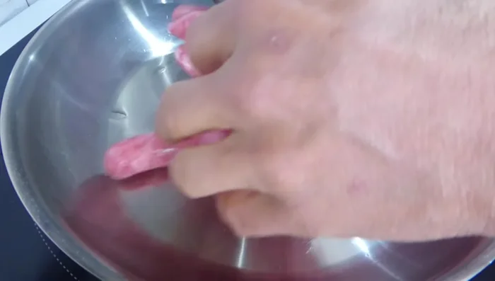 Añadir un chorrito de aceite a la sartén caliente y marcar las salchichas por ambos lados hasta que cojan color.