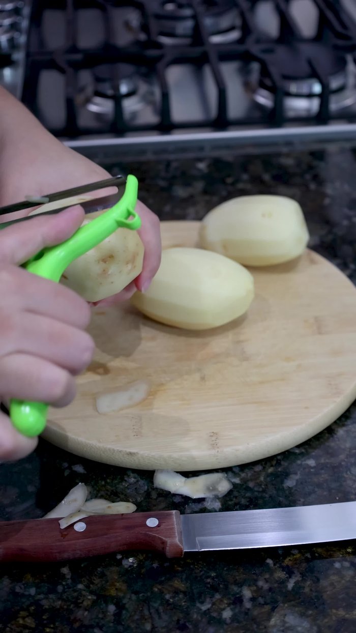 Pelar y cortar las 3 papas en trozos pequeños.