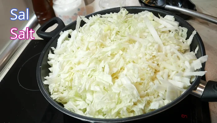 Agrega la col: Incorpora la col a las verduras salteadas, añade sal y cocina hasta que esté ligeramente cocida. (239)