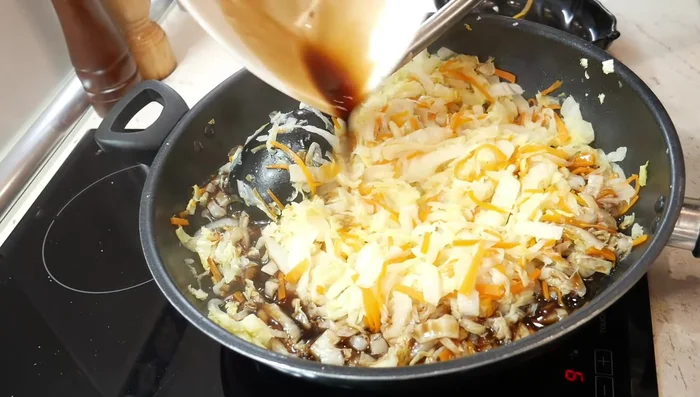 Agrega la salsa: Vierte la salsa preparada sobre la col y las verduras. Cocina durante 2 minutos. (274.479)