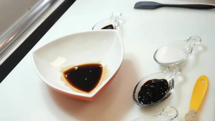 Prepara la salsa: En un bol, mezcla la salsa de soja, azúcar, vinagre, vino de arroz, pimienta y salsa de ostras. Remueve bien y reserva. (21.68)