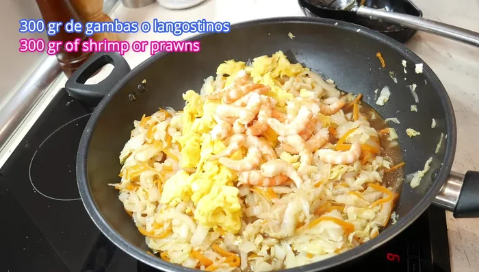 Finaliza el plato: Añade el revuelto de huevo, langostinos (opcional) y semillas de sésamo. Cocina durante 5-10 minutos hasta que la salsa espese. (291.72)