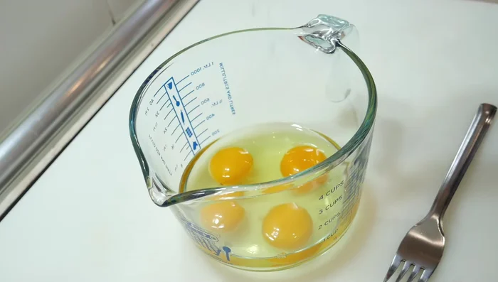 Prepara los huevos: En una jarra, bate los 4 huevos con una pizca de sal. (84.36)