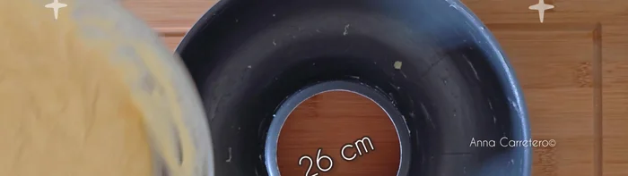 Vierte la mezcla en un molde para horno.
