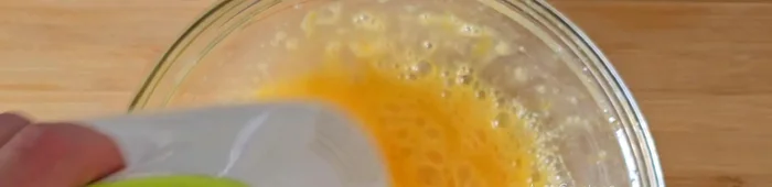 Bate 4 huevos grandes con una pizca de sal y 120 g de azúcar durante 2 minutos.
