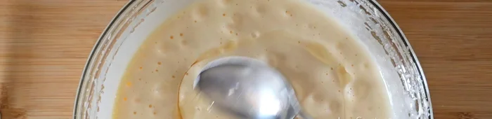 Incorpora 120 g de harina de trigo, mezclando con una espátula hasta que no queden grumos.