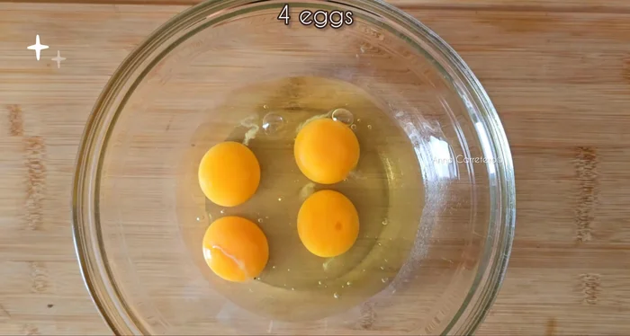 En un recipiente, mezcla 4 huevos grandes, 250 g de leche condensada, 400 ml de leche de coco, 200 ml de nata y el zumo de media naranja.