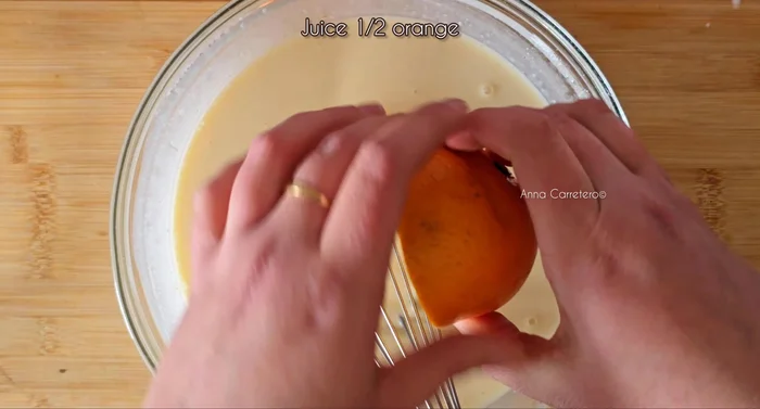 Agrega 200 ml de leche a la mezcla.
