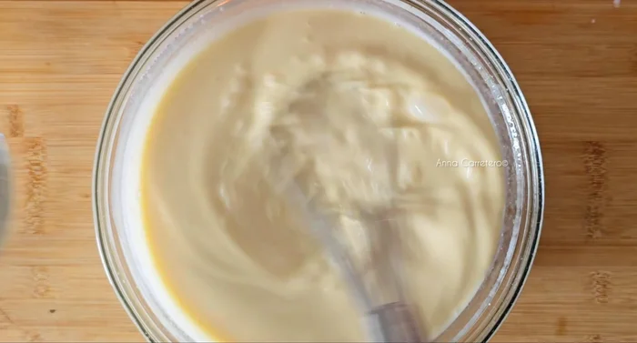 Espolvorea 40 g de coco rallado sobre el caramelo.