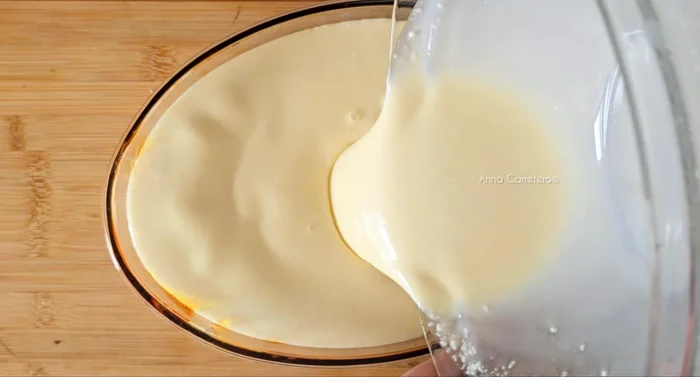 Cubre el molde y colócalo en una bandeja apta para horno con 2 cm de agua hirviendo.