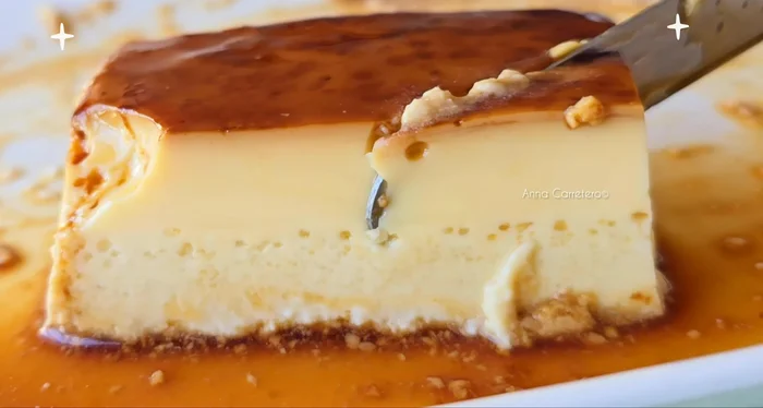 Prepara el caramelo líquido en el molde.