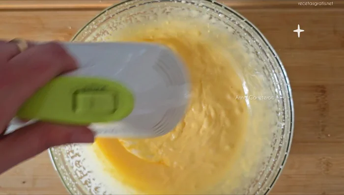Bate la mezcla durante 2 minutos. Añade 100 ml de nata y 200 g de queso crema o mascarpone.