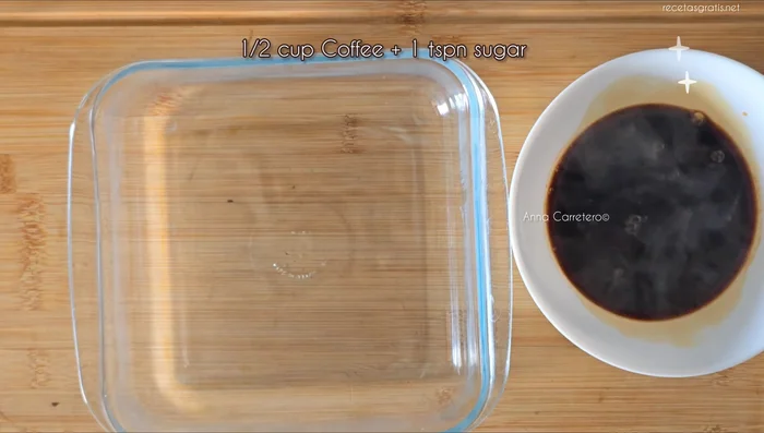 Prepara el café: mezcla 1/2 taza de café con 1 cucharada de azúcar.